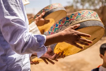 Fotobehang Marokko Berber-bruiloft in de Merzouga-woestijn