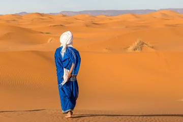 Foto auf Acrylglas Sandige Wüste Berber in der Wüste Erg Chebbi