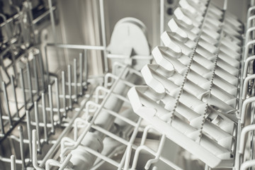 Shelves for washing spoons and forks in a dishwasher