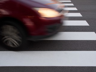 Gefahrenzone - Auto fährt über Schutzweg