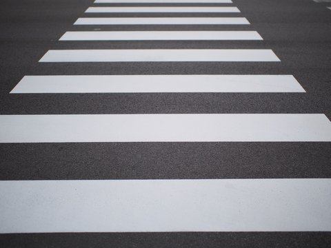 Gefahrenzone - Fu&szlig;g&auml;nger queren die Stra&szlig;e