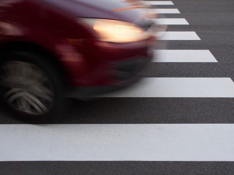 Gefahrenzone - Auto f&auml;hrt &uuml;ber Schutzweg