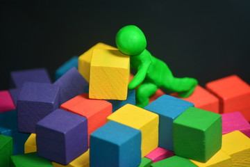 Obraz premium Hombre y esfuerzo con bloques de colores