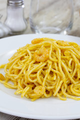 pâtes au saumon et crevettes