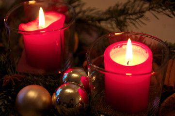 Weihnachtskerzendekoration mit brennenden Kerzen im Advent erleuchtet die Zeit bis Heiligabend im Kerzenschein