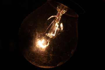 Leuchtende Glühbirne erhellt die Nacht mit gleißendem Wolframdraht (E27-Gewinde)