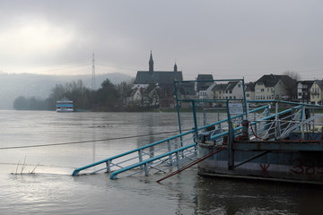 Zugang zur Landebrücke im Wasser am Rhein bei Vallendar Weihnachten 2019 - Stockfoto