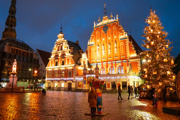 Fototapeta premium Christmas market and the main Christmas tree located at the Dome square in old Riga, Latvia. 