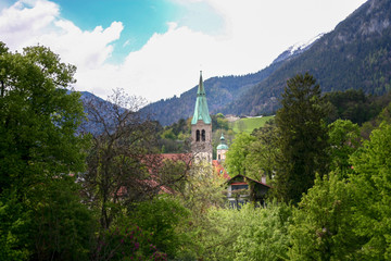 Höttinger Kirche in Innsbruck an einem bewölkten Sommertag