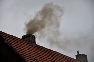 Dym z komina domu