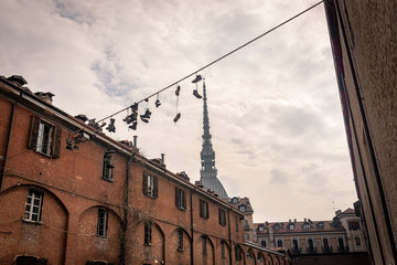 Obraz premium Shoes on a wire in Turin