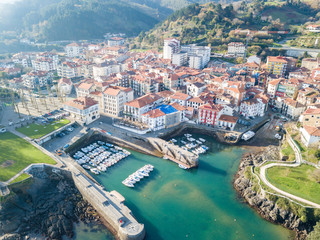 Obraz premium mundaka fishing town at basque country, Spain