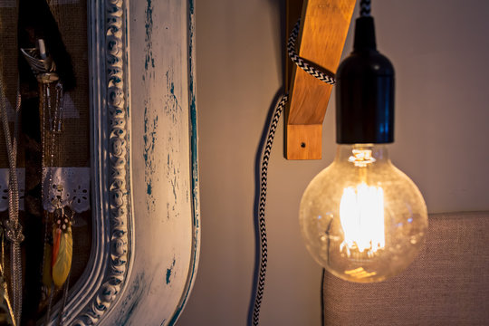 Velador de pared de madera hecho a mano, con foco estilo vintage y marco decorado y reciclado a mano para mesa de luz