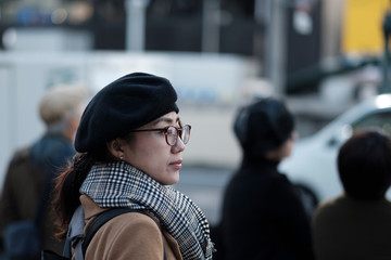 大阪の街を歩く女性