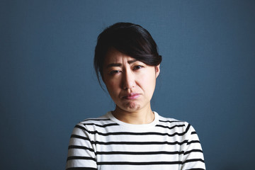 Fototapeta premium 悲しむ女性の表情