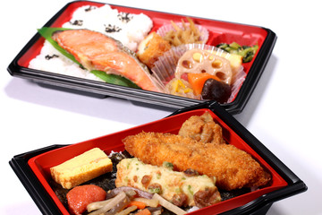 幕の内弁当と海苔弁当
