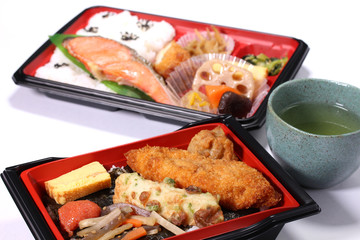 幕の内弁当と海苔弁当
