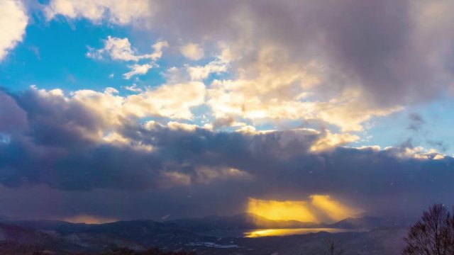 湖を照らす　薄明光線　タイムラプス　太陽　雲　冬
