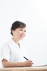 女性と対談する様子