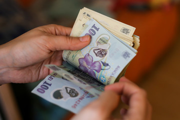 50 and 100 Romanian Lei currency