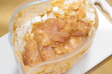 鶏もも肉の味噌漬けを作っている