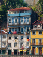 Fototapeta na wymiar Haus am Ufer des Doro in Porto