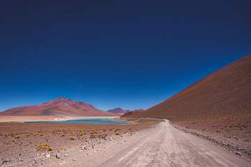 Dirt road leading to the Siloli salt flats