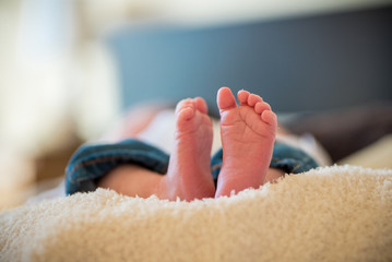 Naklejka premium Pieds de bébé, mains de bébé