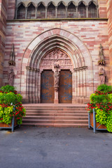 Fototapeta na wymiar Eingang zur Peter und Paul Kirche in Obernai/Frankreich