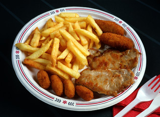 Plato combinado con dos croquetas de jamón, dos trozos de lomo de cerdo, cuatro croquetas de pollo y patatas fritas.