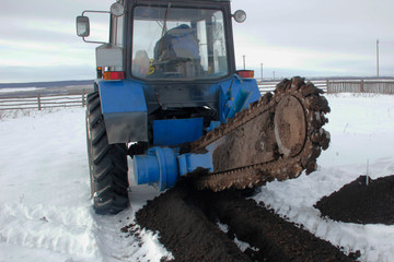 Hinged cutter. Chain Trencher at work