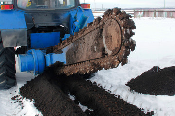 Hinged cutter. Chain Trencher at work
