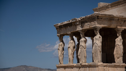 Obraz premium Colonnes et statues sur le site de l'Acropole à Athenes