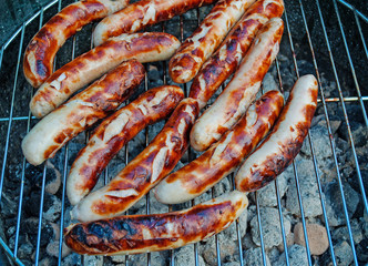 Bratwürste auf dem Holzkohlegrill
