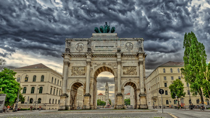 Fototapeta na wymiar Das Siegestor ist ein klassizistischer Triumphbogen in München