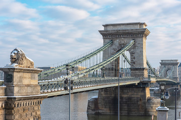 Obraz premium Famous Chain Bridge in winter in Budapest, Hungary