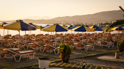 Plage de Kos avec parasols et bains de soleil