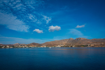 Fototapeta premium Des nuages et ombres sur la baie d'Alinda Leros Grece