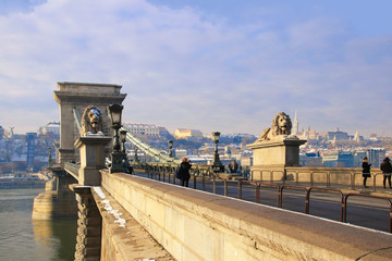 (Széchenyi) Kettenbrücke in Budapest im Winter