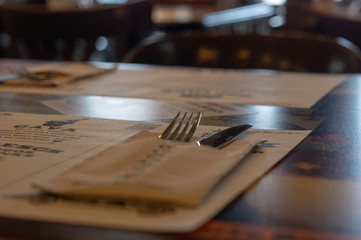 Mesa de restaurante con cubiertos y mantel de papel