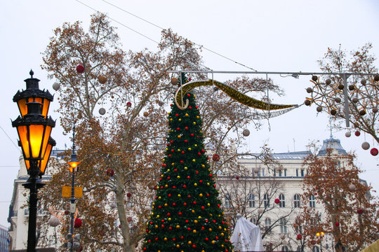 Budapest, Weihnachtsmarkt, Tannenbaum, Straßenlaterne
