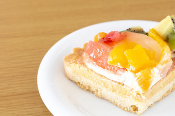 切り分けたフルーツタルト