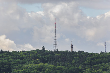 W&uuml;rzburger Gro&szlig;antennen hinter einem Wald. Die Frankenwarte steht unweit. Im Hintergrund ein dramatischer Wolken Himmel.