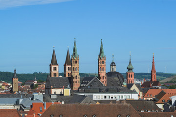 Obraz premium Dach Landschaft von Würzburg mit dem Dom, der Marienkapelle, dem Grafeneckert und dem Neumünster.