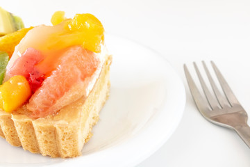 切り分けたフルーツタルト