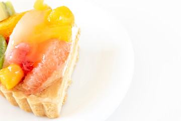 切り分けたフルーツタルト