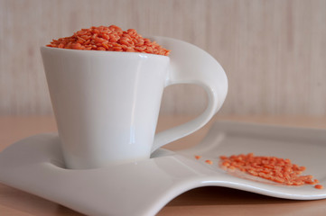 Lentejas rojas en taza de café