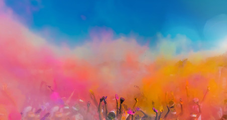 Tłum rzuca w powietrzu jasną farbę w proszku, Holi Festival Dahan. - 240733667
