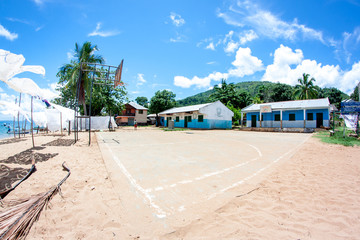Schulhof mit Basketballplatz auf Nosy Komba eine Insel von Madagaskar