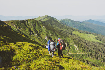Obraz premium Travelers, friends relax on the mountain trail